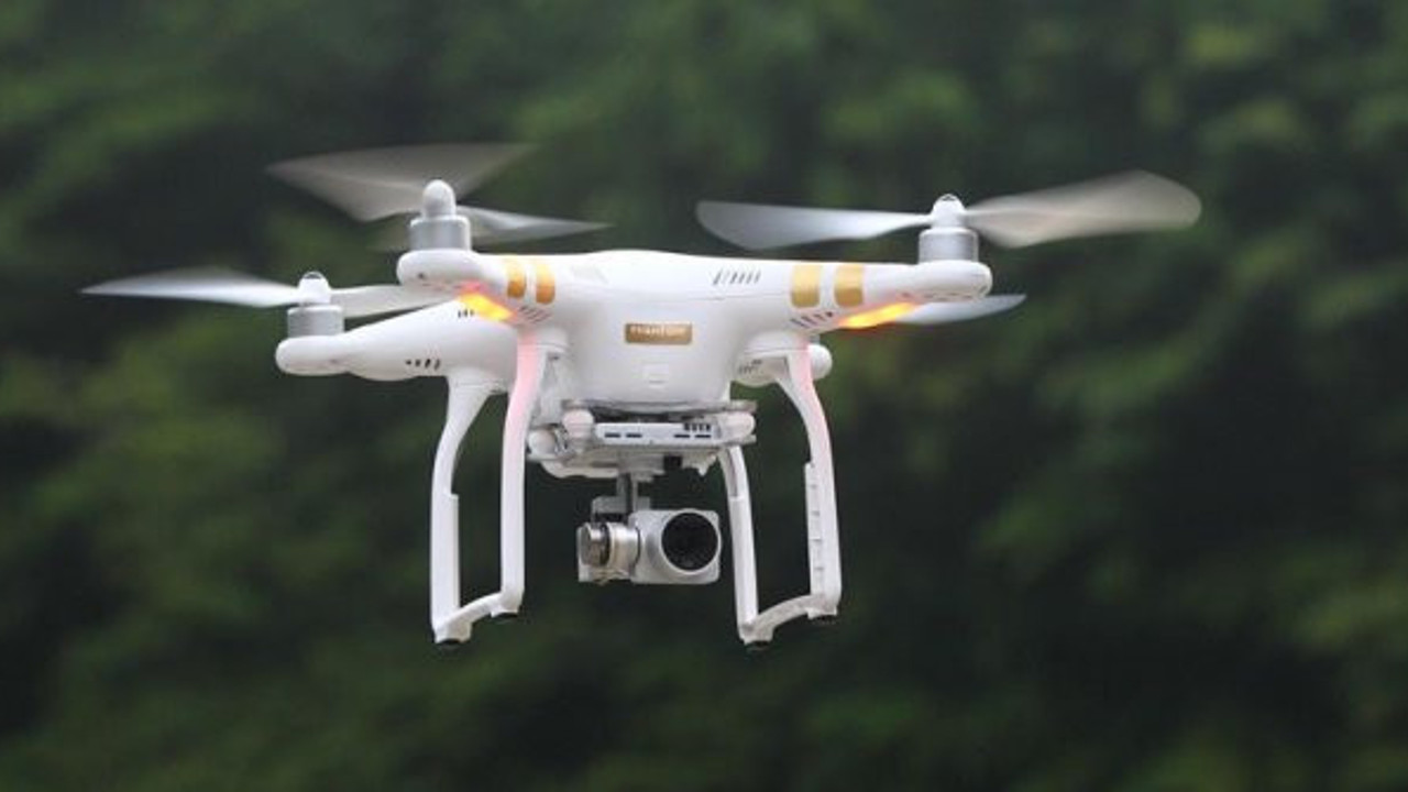 Kırmızı ışıkta geçen ehliyetsiz sürücü "drone"a yakalandı