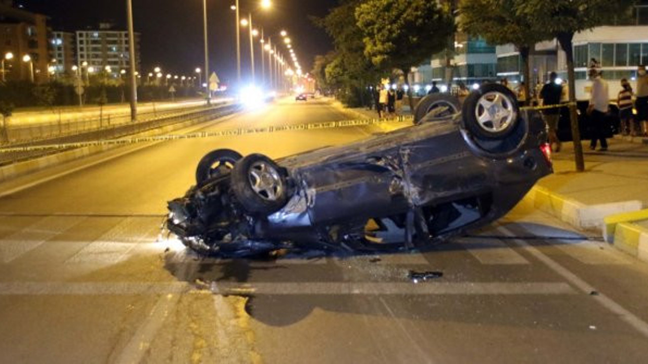 Uşak'ta orta refüje ve aydınlatma direğine çarparak takla attı! Sürücü yara almadan kurtuldu