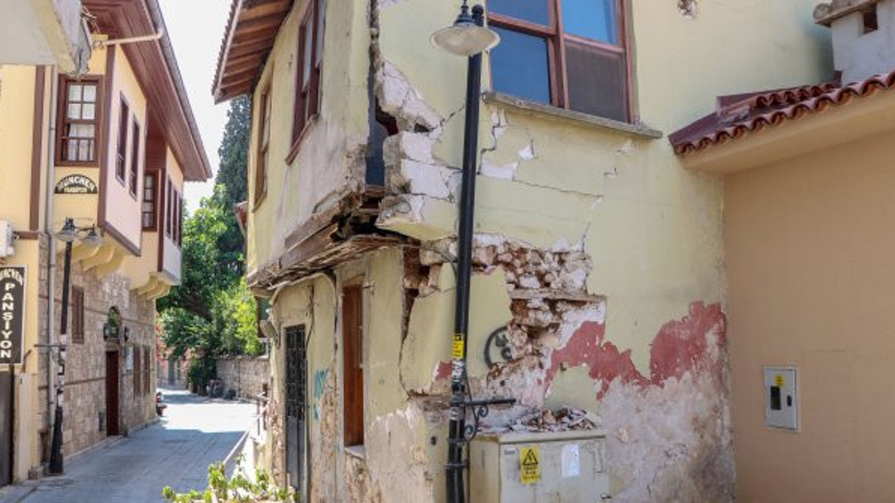 Bu binayı ne deprem ne de heyelan bu hale getirdi