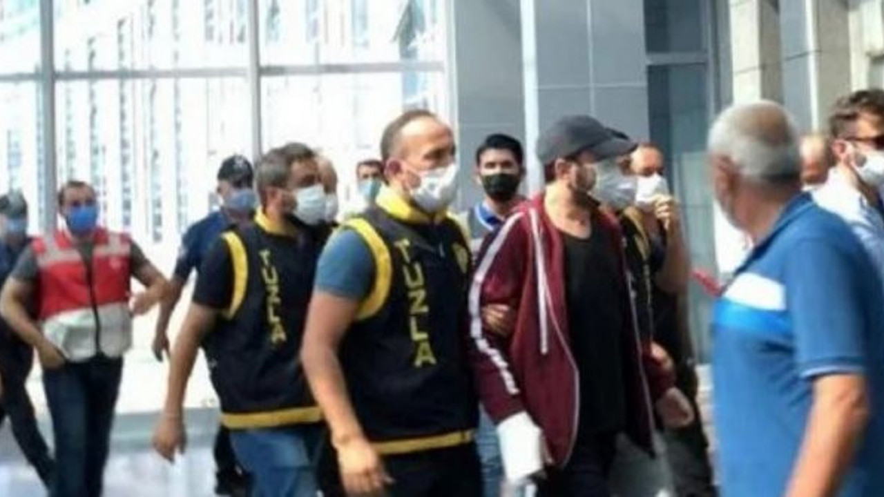 Halil Sezai adliyeye işte böyle getirildi, elinde sargı kolunda polis