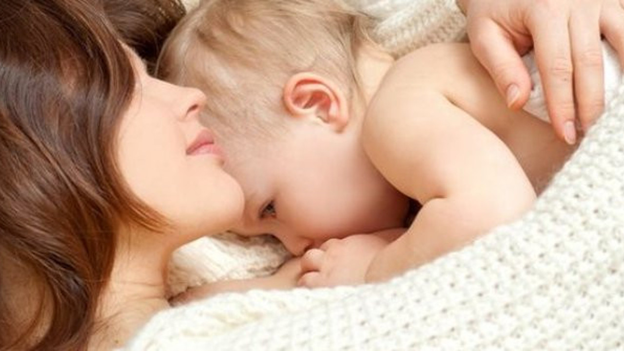 Korona virüs hastası anne bebeğini emzirebilir mi? Profesör Zerrin Orbak açıkladı