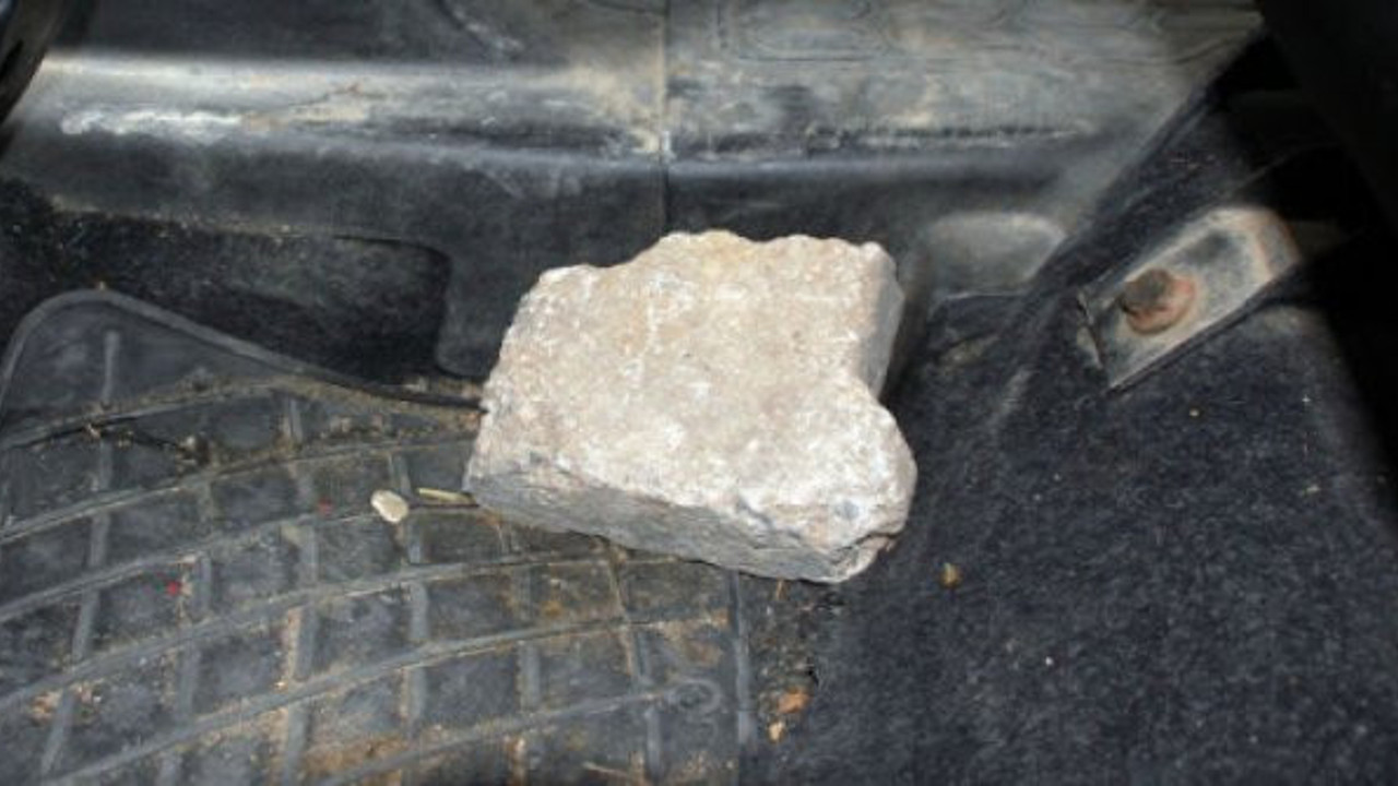 Milletvekilinin aracına kaldırım taşı ile saldıranlar serbest bırakıldı