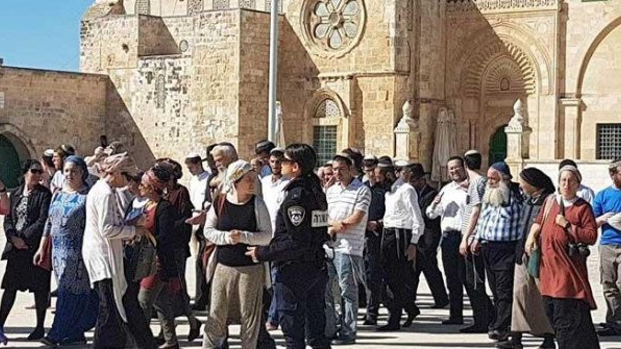 Fanatik Yahudiler Mescid-i Aksa'yı bastı