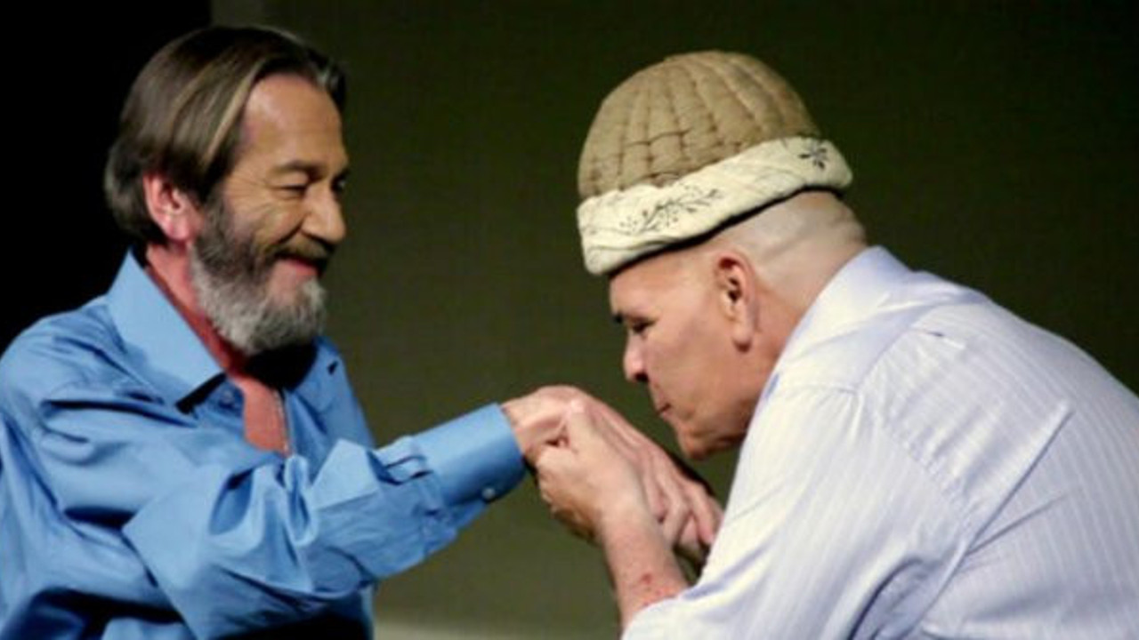 Rasim Öztekin, İsmail Dümbüllü’nün kavuğunu bu akşam Şevket Çoruh’a devredecek