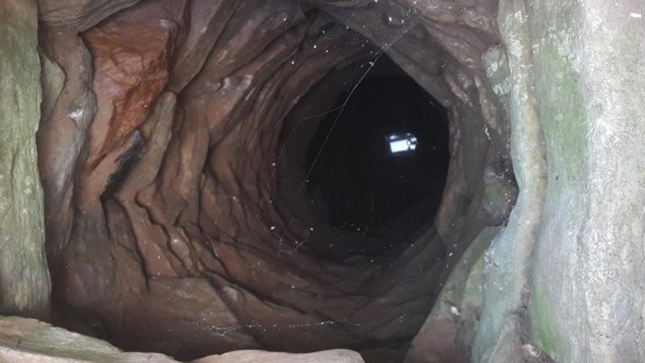 Tarihi kuyudan hazine fışkırdı! Hazine avcıları kafasını taşlara vuruyor