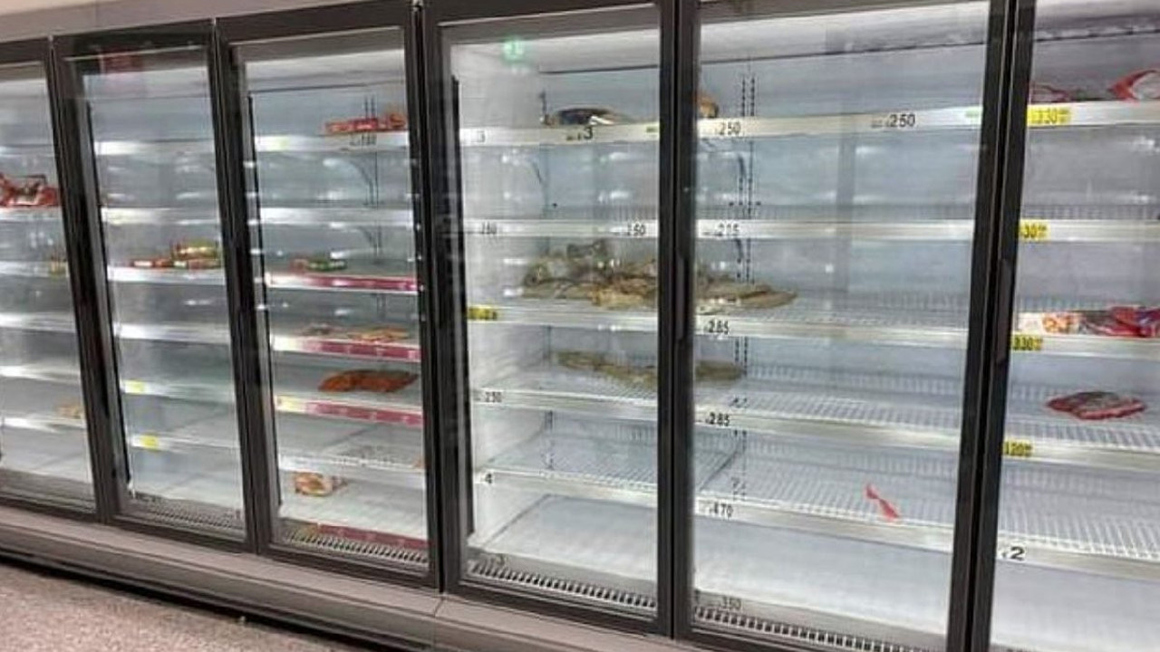 Korona virüste başa dönme endişesi: Marketlerdeki bütün makarnaları topladılar