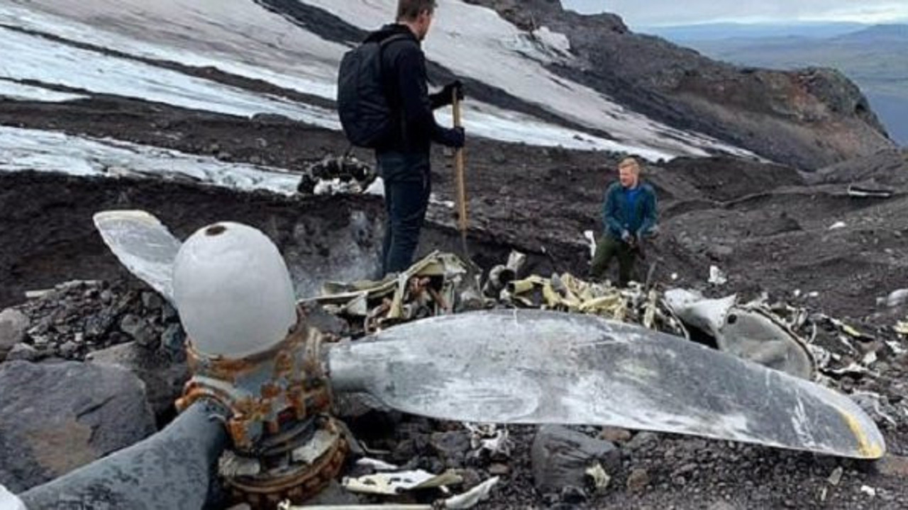Buzların arasından savaş uçağı çıktı! Doğa yürüyüşçüleri buldu