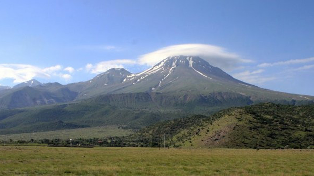 Bilim adamları Hasan Dağı'na koştu! Gaz çıkarmaya başladı... İnsanlar yaklaşmaktan korkuyor