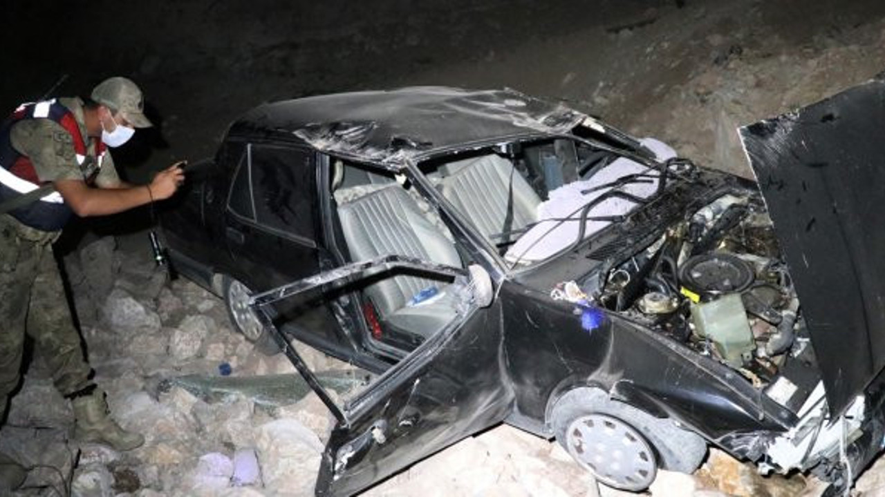 Elazığ'da otomobil 6 metreden şarampole devrildi! 2'si çocuk 5 kişi yaralandı