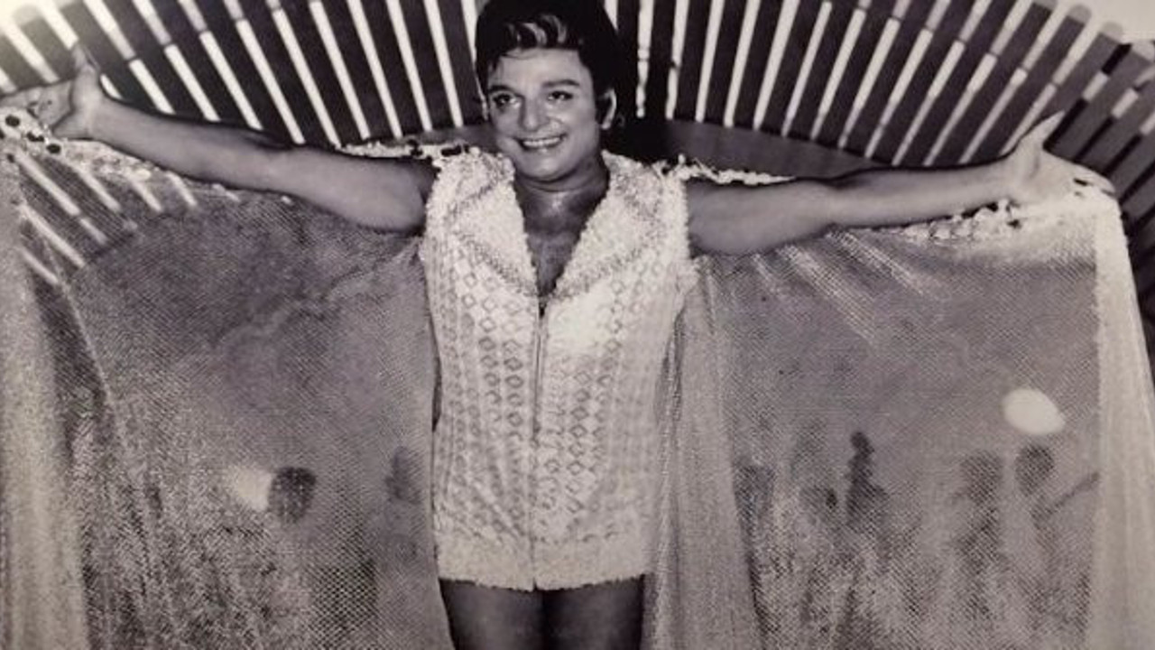 Zeki Müren Bodrum’dan İzmir TRT stüdyolarına gelmişti. Canlı yayında ödülü aldıktan sonra öldü