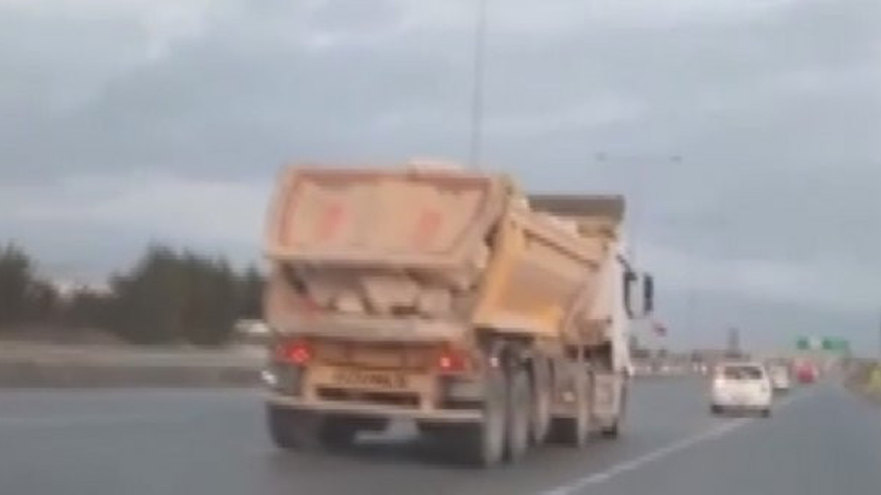 Hafriyat kamyonları dehşet saçmaya devam ediyor, biri 120’yle araç solluyor diğeri kapağı açık gidiyor