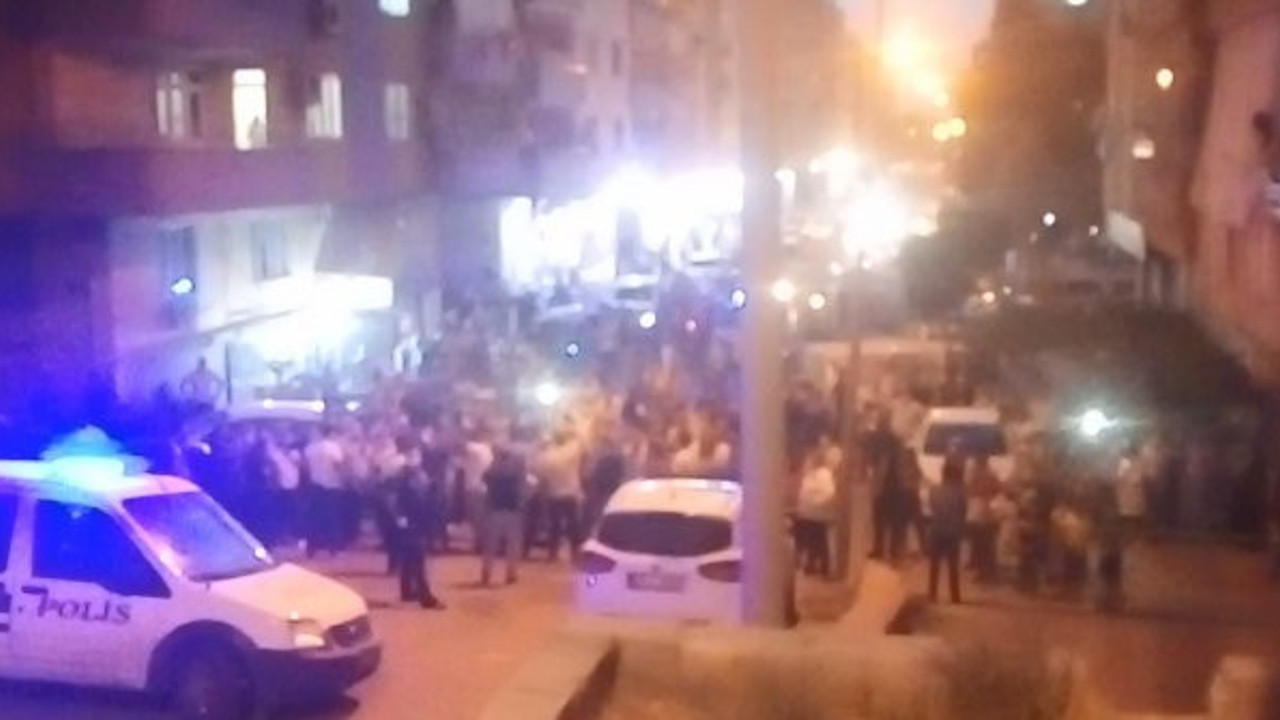 Hem de Şehitler Tepesi'nde! Duyan koştu! Şanlıurfa'da Türk bayrağını indirmeye kalkışan kişiyi, linçten polis kurtardı