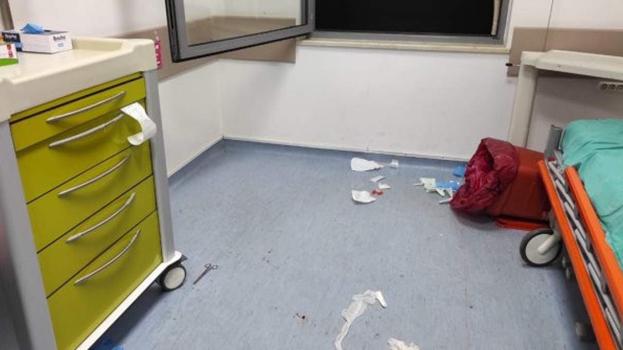 Yaralı kişinin iyiliği için uyardı! Sağlık çalışanı tekme, tokat, makaslı saldırıya maruz kaldı! Karşılığı bu mu olacaktı! Sakarya Hastanesi'nde sağlık çalışanı darp edildi