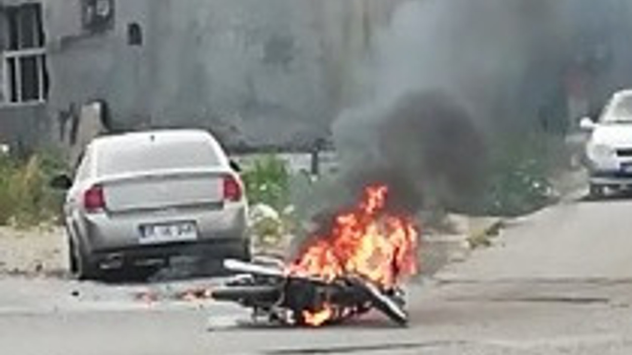 Ceza yememek için motosikletini yaktı