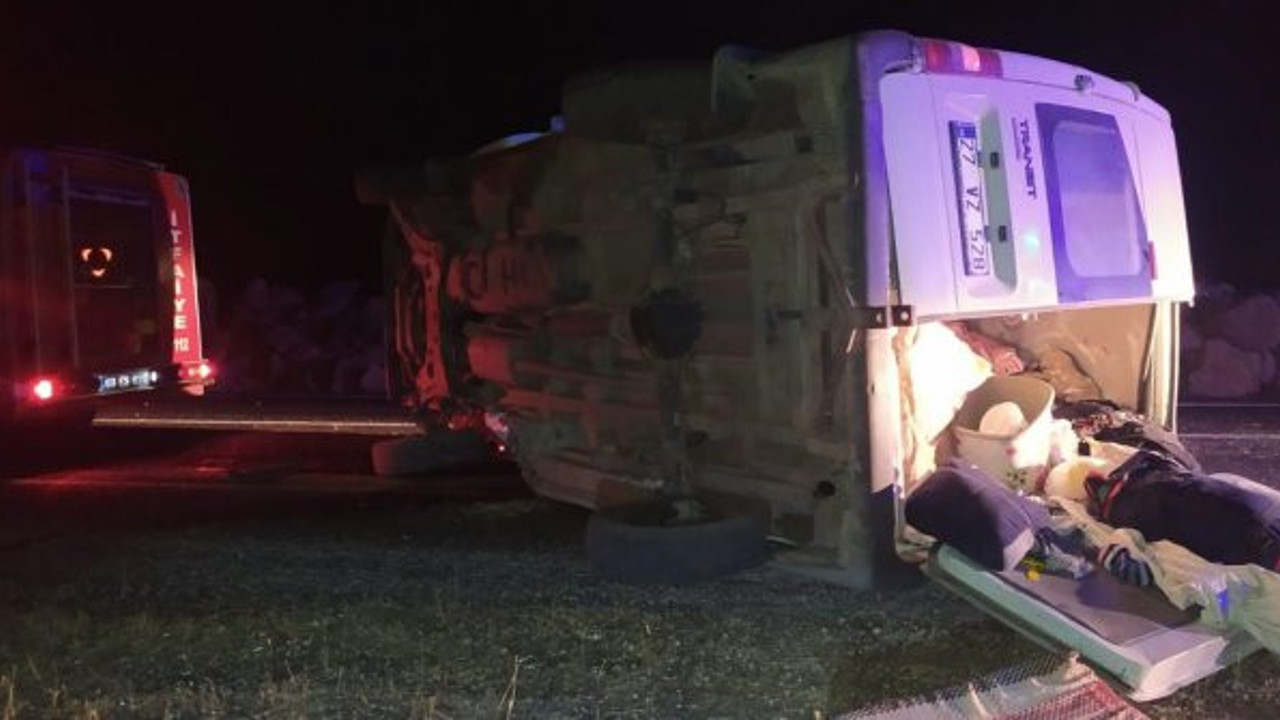 Şanlıurfa'da çocukları taşıyan minibüs devrildi!