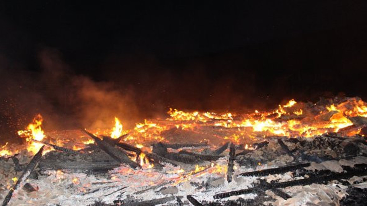 Yayladaki evler aynı anda yanarak kül oldu