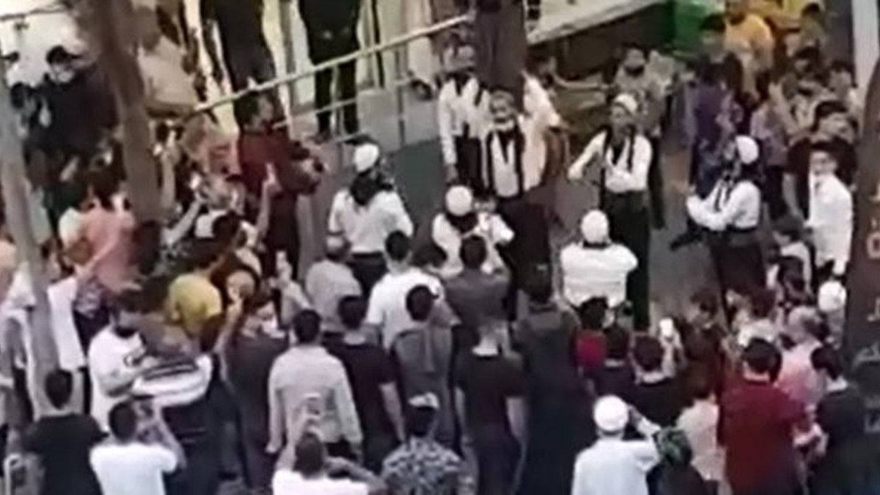 Sultangazi'de bedava döner dağıtılacağını duyan koştu maske ve mesafe unutuldu. Polisi bile dinlemediler