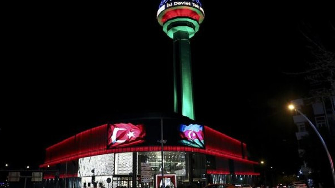 Atakule Azerbaycan Bayrağı'nın renkleriyle ışıklandırıldı