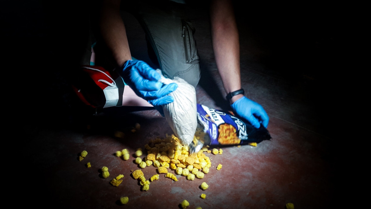 Bursa’da cips paketine saklanmış eroini narkotik köpeği Fırtına buldu