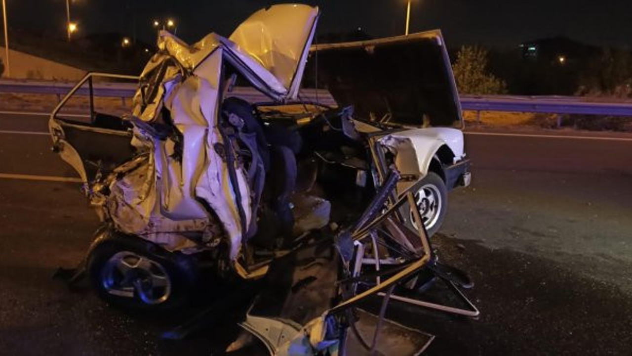 Ankara'da TIR'ın çarptığı otomobil hurdaya döndü! 2 ölü