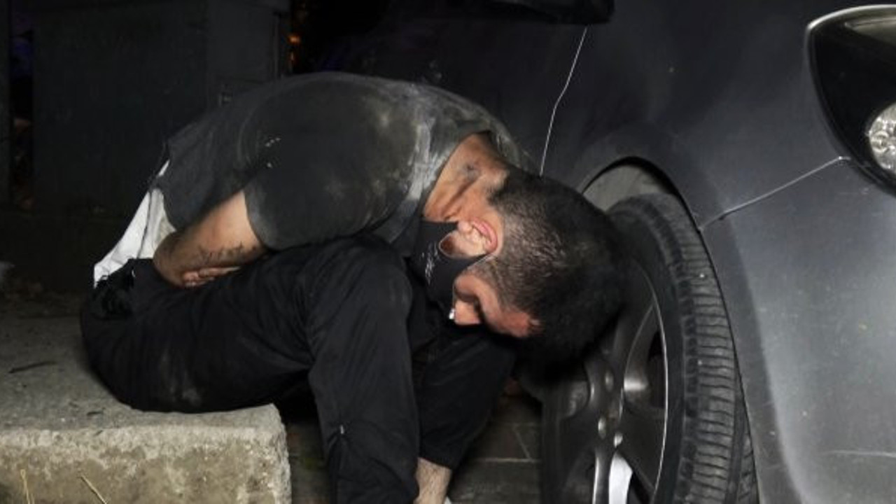 Kablo hırsızlığına soyundu canından oluyordu