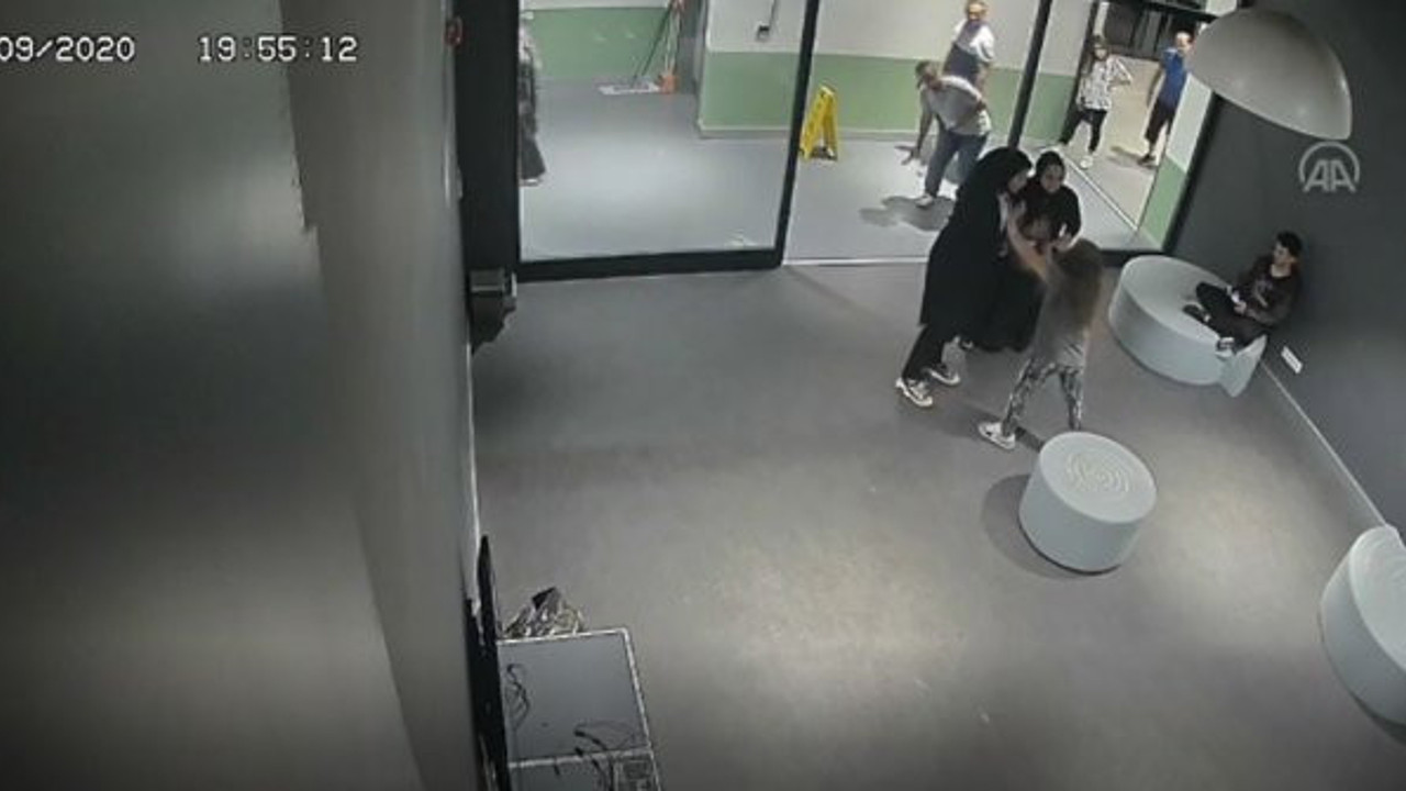 10 yaşındaki kızı maske uyarısı yaptı diye darp ettiler. Elleriniz kırılsın