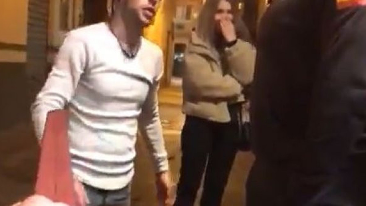 Yumruğu yiyince konuşmayı unuttu! Horoz gibi dikleniyordu! O anlar kameraya saniye saniye yansıdı