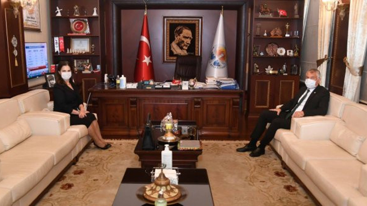 Adana Büyükşehir Belediye Başkanı Zeydan Karalar'ın makam odasında son durum. 80 gün önce böyle poz vermişti