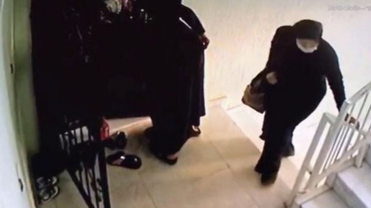 Ayakkabı hırsızları güvenlik kamerasına takıldı