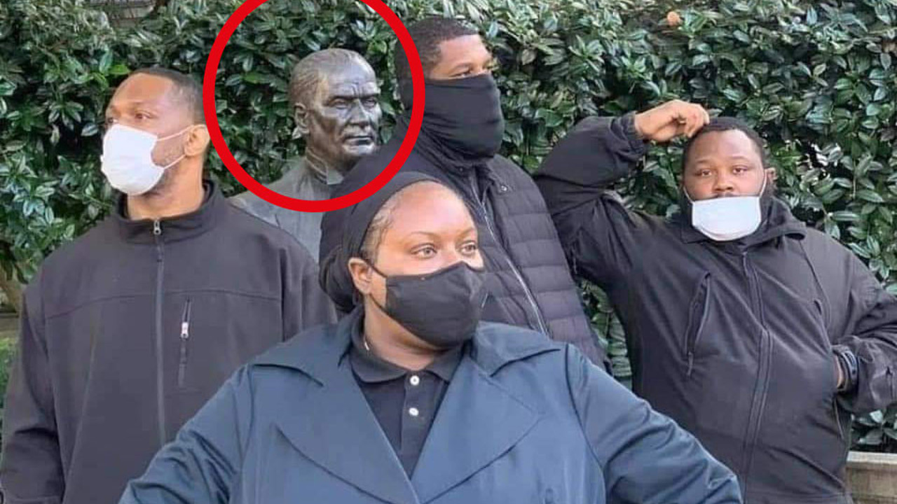 ABD’de siyahlar, Atatürk heykelini canları pahasına korudu. Bazen bir fotoğraf söylenecek söz bırakmaz