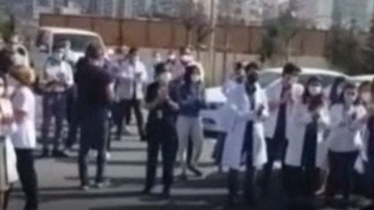 Bakan Koca söz vermişti. Çam ve Sakura Şehir Hastanesi'nde doktorlardan ve sağlık çalışanlarından alkışlı protest