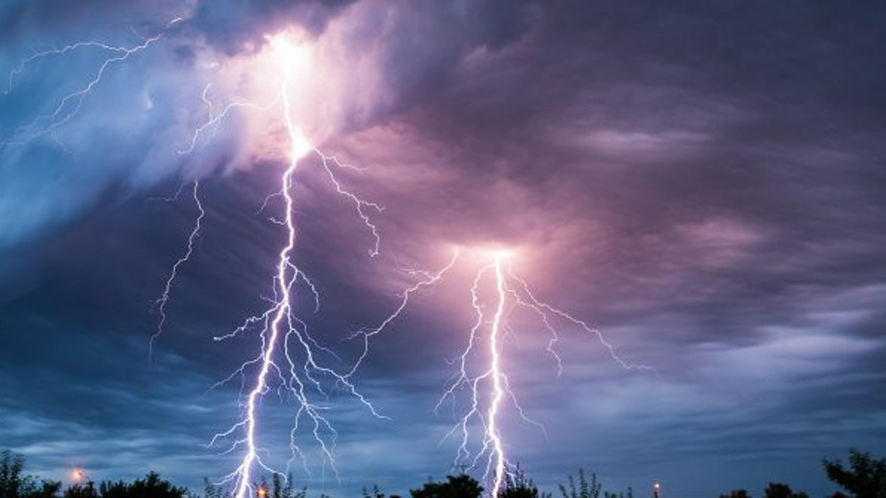 Yıldırım isabet eden iki kişi öldü