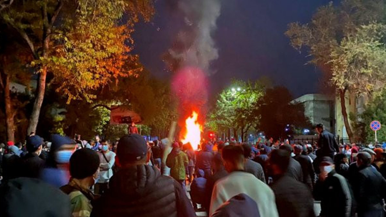 Güvenlik güçlerinin yokluğunu fırsat bildiler! Bişkek'te yağma endişesi