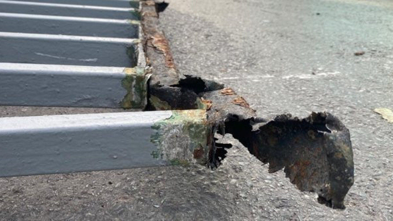 Kartal’da akıl almaz kaza, araçların üzerine düştü