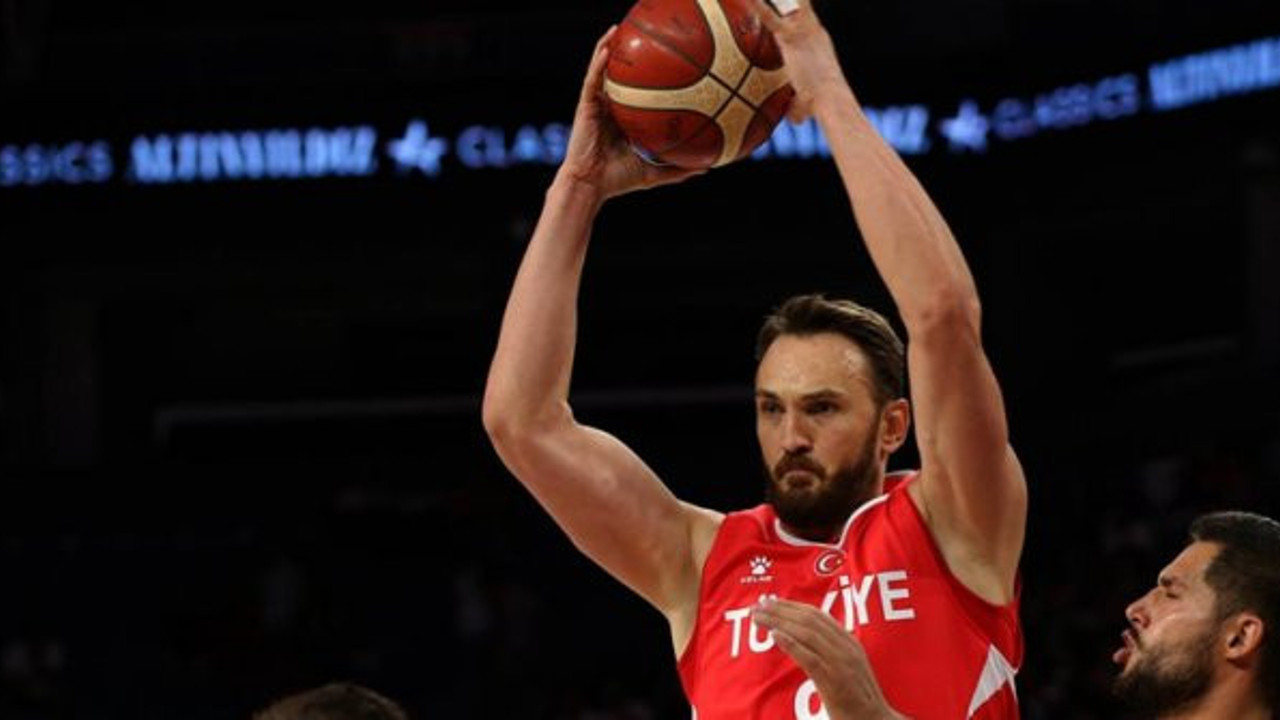 Ünlü basketbolcu Semih Erden saadet zincirine 1.4 milyon TL kaptırdı