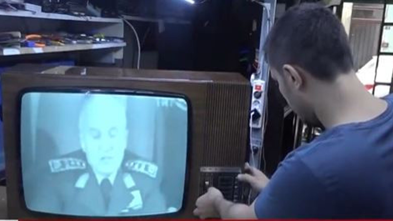 A haber yine bir ilke imza attı, tamir edilen 60 yıllık televizyonda Kenan Evren belirdi