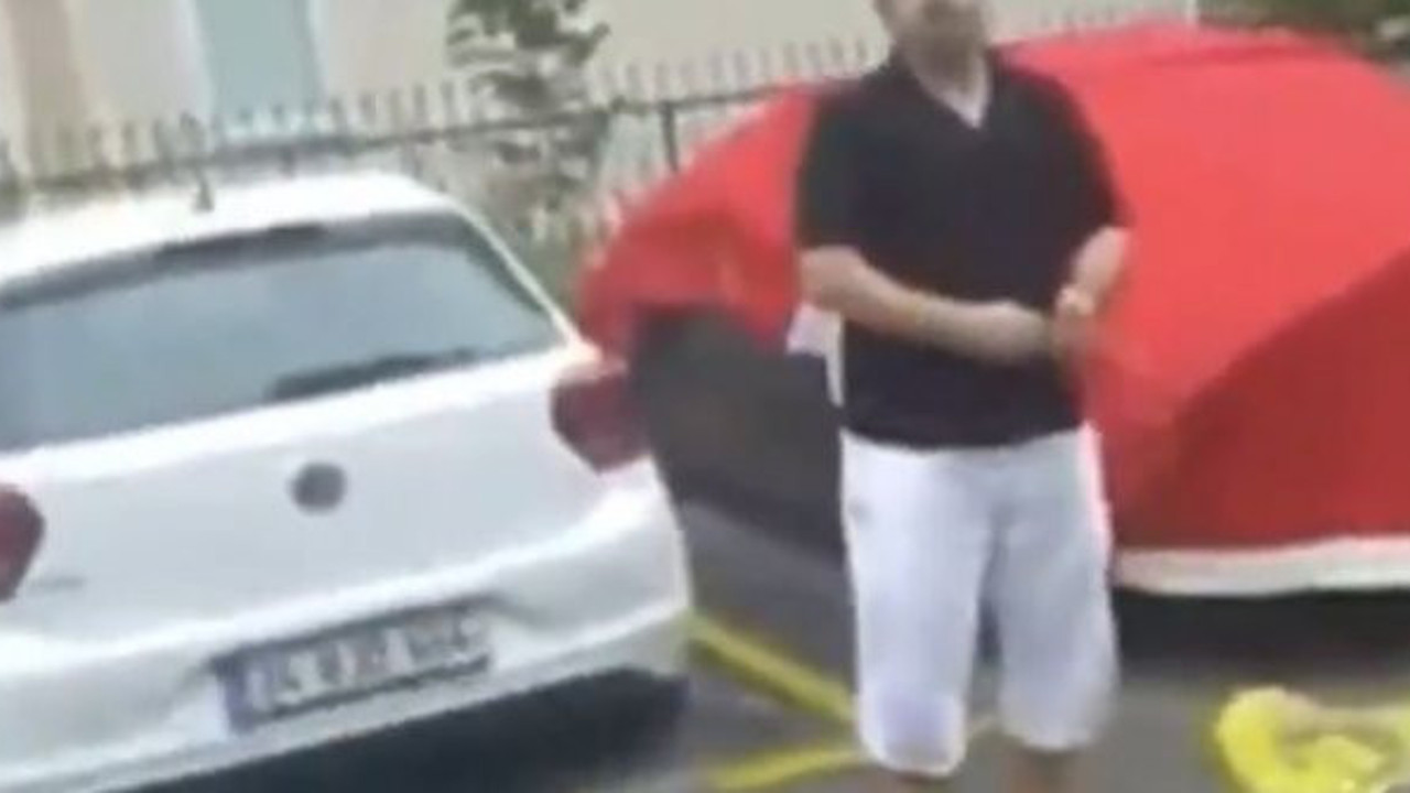 O bayrak için şehit olanlardan utanmadın mı be adam, arabasını doludan korumak için Türk bayrağı örttü