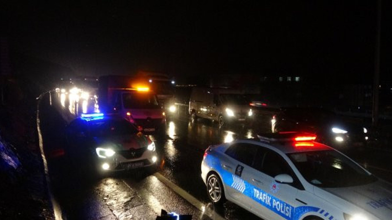 İstanbul- Kocaeli arası TEM otoyolunda toprak kaydı, trafik kuyruğu uzadıkça uzadı