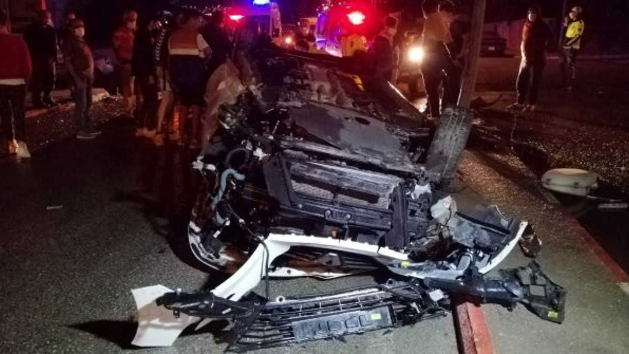 Direğe çarpınca takla attı! Aynı aileden 4 kişi yaralandı