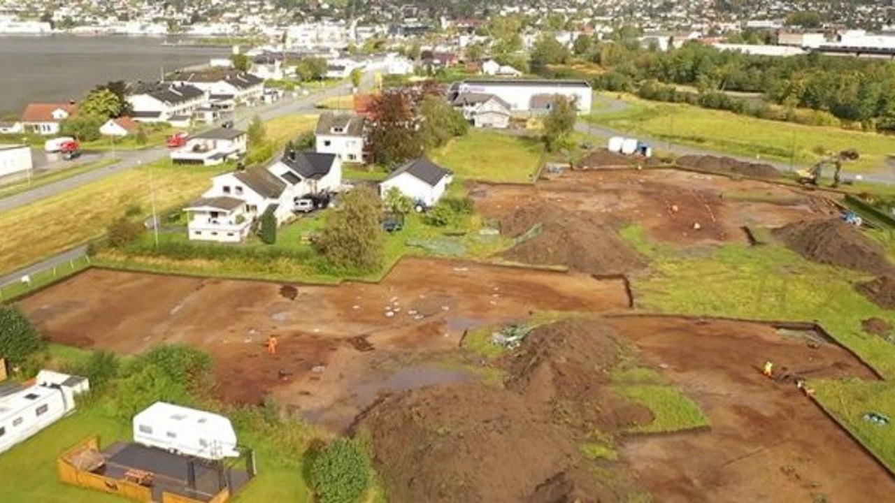 Vikingler'in mirası gün yüzüne çıktı. 14 metre uzunluğunda 12 metre yüksekliğinde toprak altında bulundu