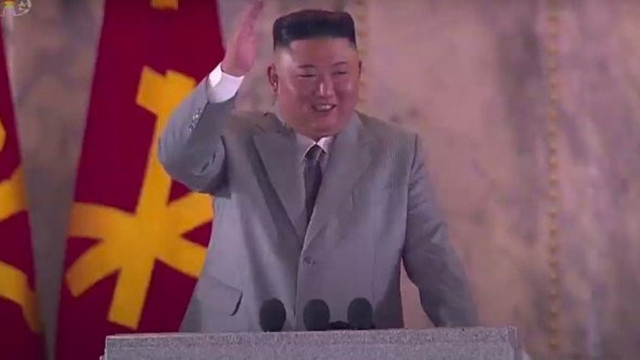 Kim Jong-un efsanevi nükleer füzeleri ilk kez ortaya çıkardı, sıra sıra geçtiler, uçlarında tapalar vardı!
