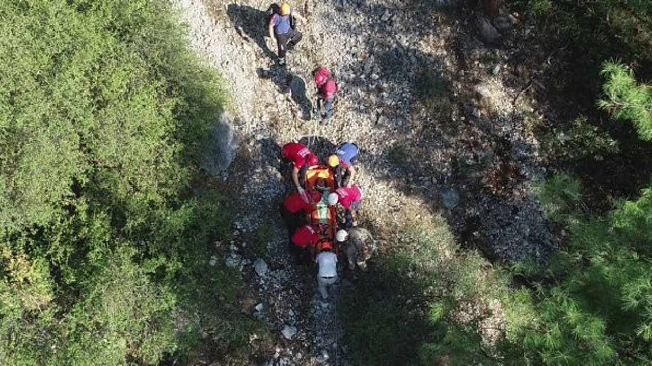 Bursa’da 15 metre yükseklikten düşen dağcı mahsur kaldı. 16 kişilik ekip kurtardı, işte o anlar