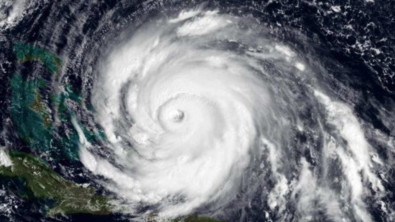 Kasırga yüz binlerce kişiyi elektriksiz bıraktı