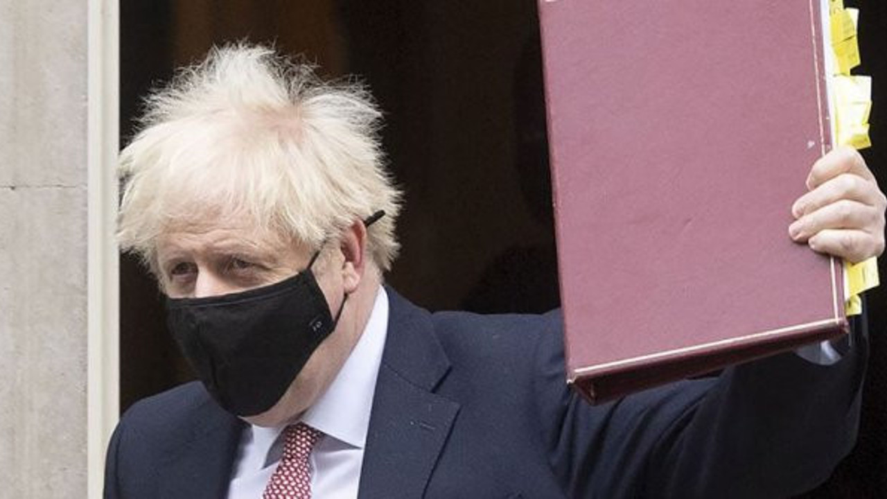 İngiltere Başbakanı Boris Johnson koron avirüs ile ilgili yeni kısıtlamaları açıkladı