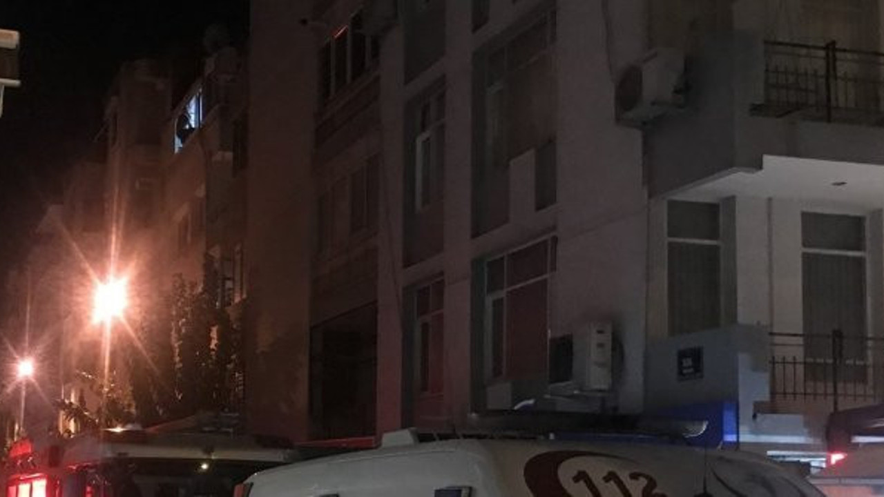 İzmir'de cezaevi firarisi pencerede yakalandı! Sarkarak polise dirense de çabaları boşa çıktı