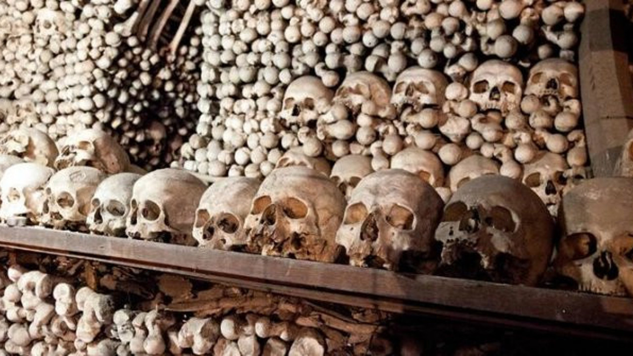 Çek Cumhuriyeti'nde gerçek insan kafataslarıyla dekorasyon yaptılar