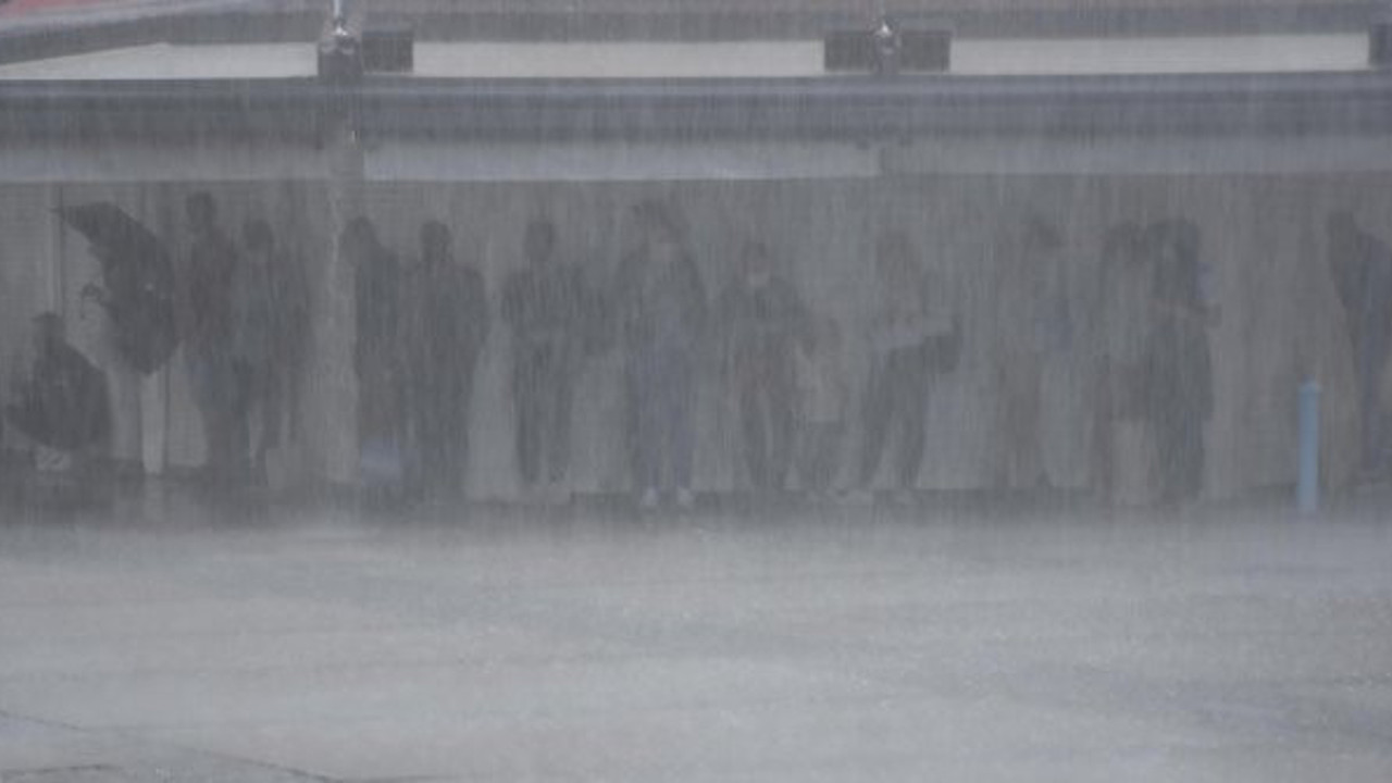 Sel suları kadını metrelerce sürükledi çocuklar caddelerde yüzdü. İzmir adeta gök delindi, koca şehir kabusu yaşadı