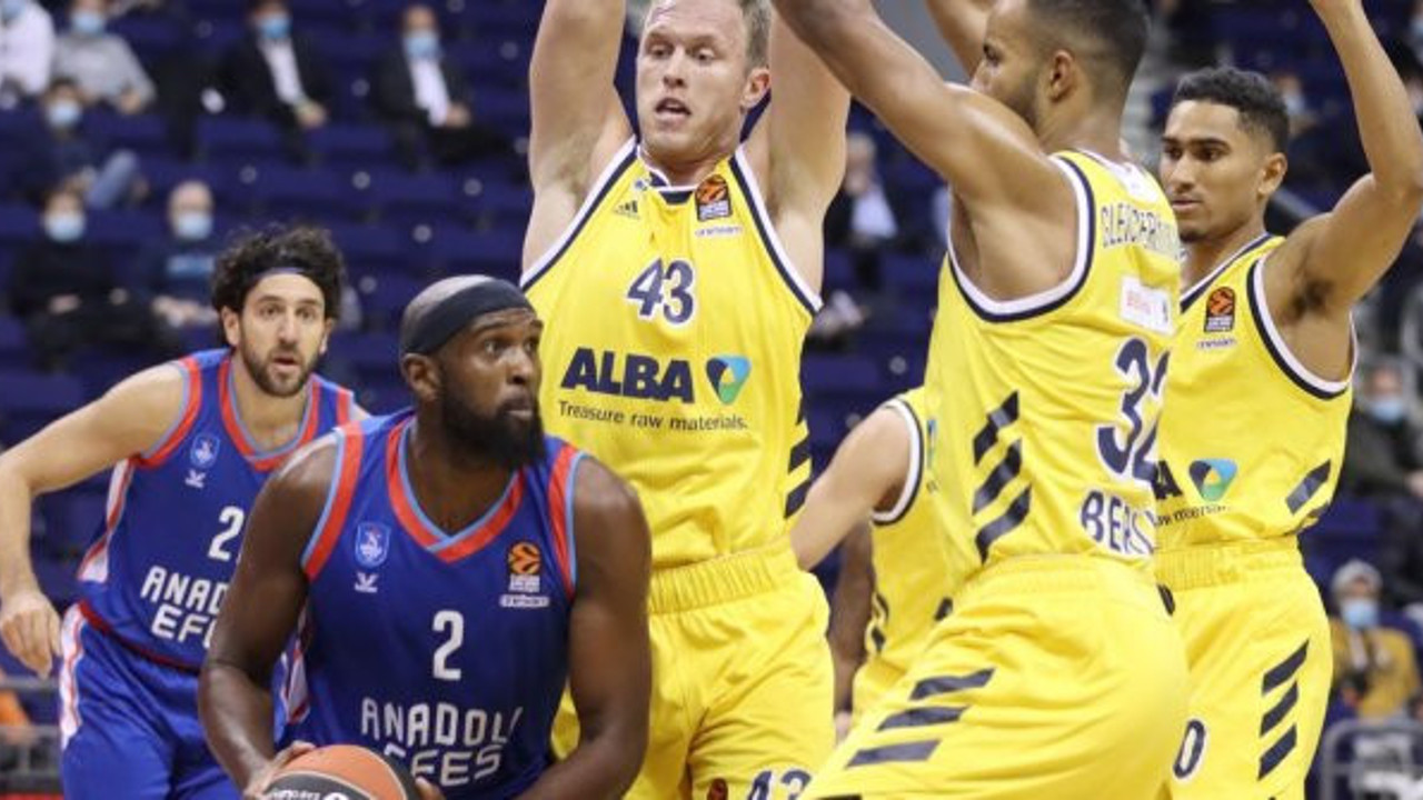 Anadolu Efes, EuroLeague’de galibiyetle tanıştı