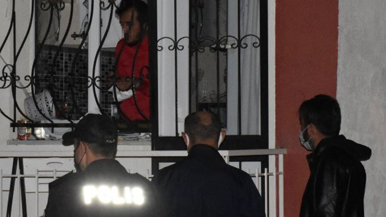 Sinir krizi geçiren genç kuzenini rehin aldı! Evdeki eşyaları yaktı