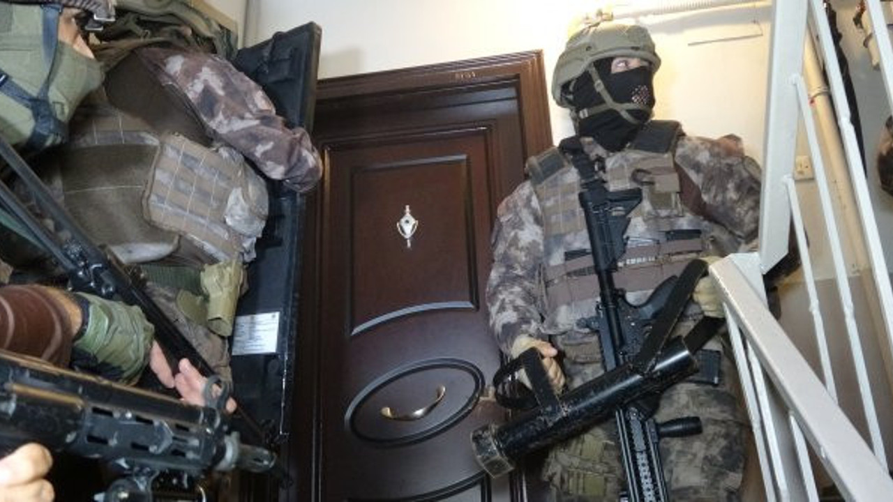 Bursa'da 500 polisle operasyon. Ev kapıları koçbaşlarıyla kırıldı